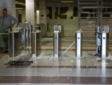 Συγκέντρωση αναρχικών για «ελεύθερο εισιτήριο» - Κλειστός ο σταθμός μετρό στο Πανεπιστήμιο